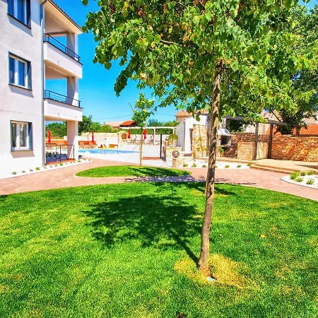 Apartments Ivan 1396 *